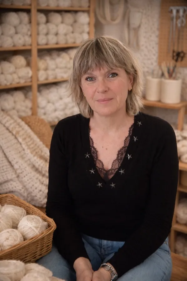 Bénédicte dans son atelier de crochet à Saint-Lizier